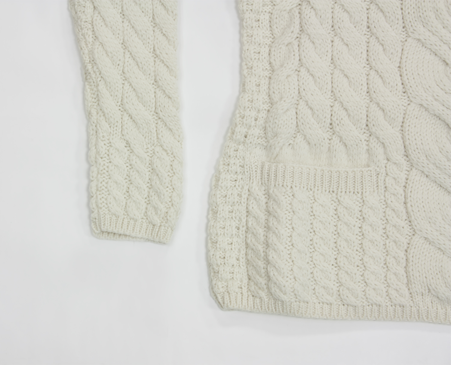 アラン　クロスオーバーVネックセーター　ホワイト