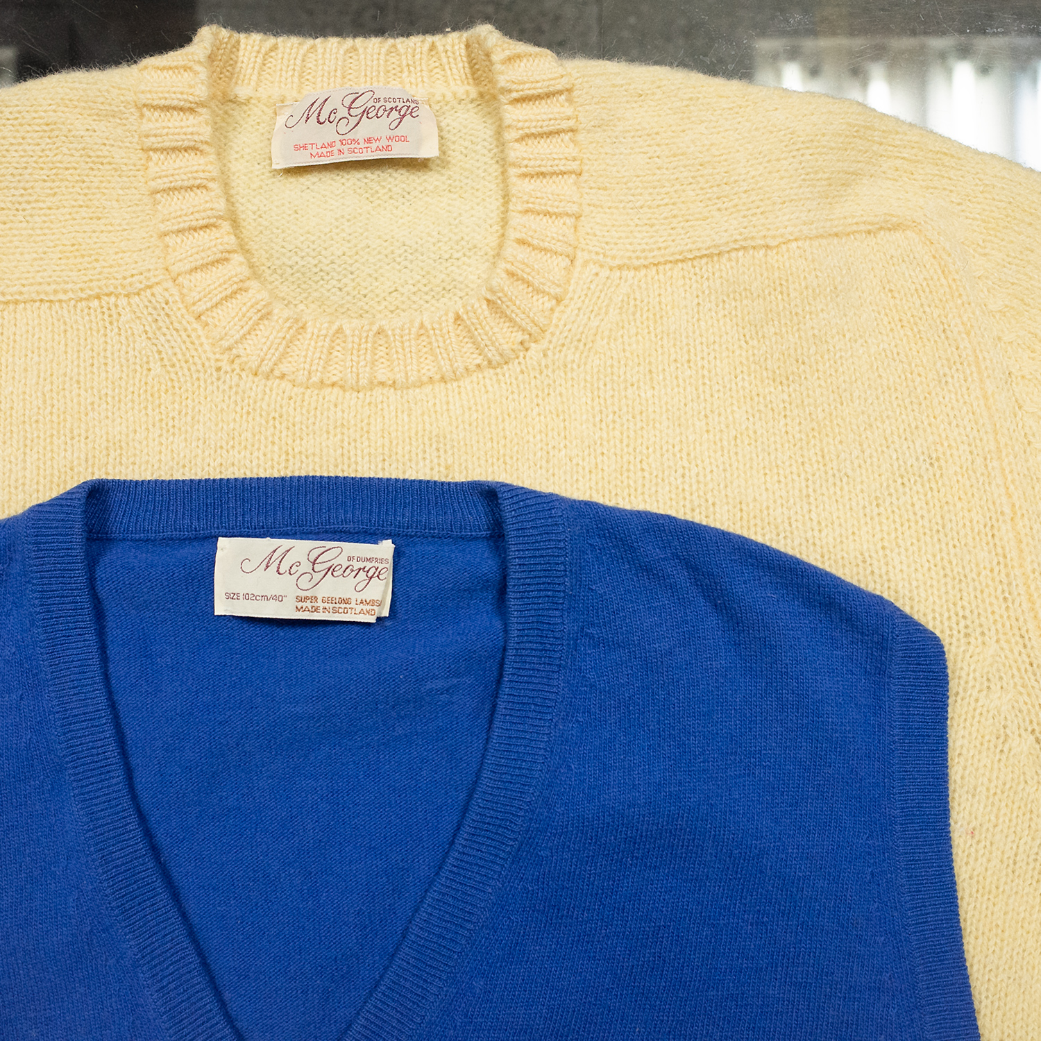 マックジョージ・シェットランドクルーネックセーター・レモンイエロー+マックジョージ・ジーロングラムズウール・ベスト・ロイヤルブルー